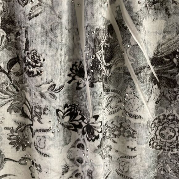 Gloria Vanderbilt Ladies Rhinestone Floral Top, Size Small, Black and White - Picture 7 of 8